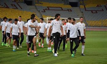 لاعبو المنتخب يتناولون وجبة الإفطار فى معسكر مباراة ليبيا