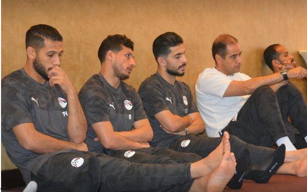 المنتخب يستعد لصلاة الجمعة بفندق الإقامة قبل مواجهة ليبيا