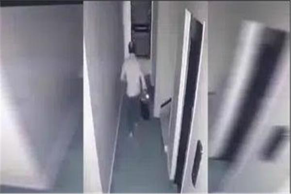 لحظة مرعبة لمصرع حلاق في بئر المصعد من الطابق الـ12 