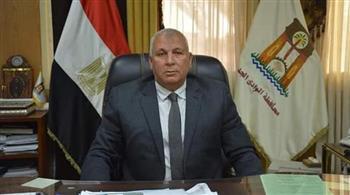 محافظ الوادى الجديد: لا زيادة فى تعريفة الأجرة وتشديد الرقابة على المواقف 