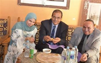 رئيس جامعة سوهاج يزور أسرة طالبة نجحت فى محو أمية 5 دارسين 