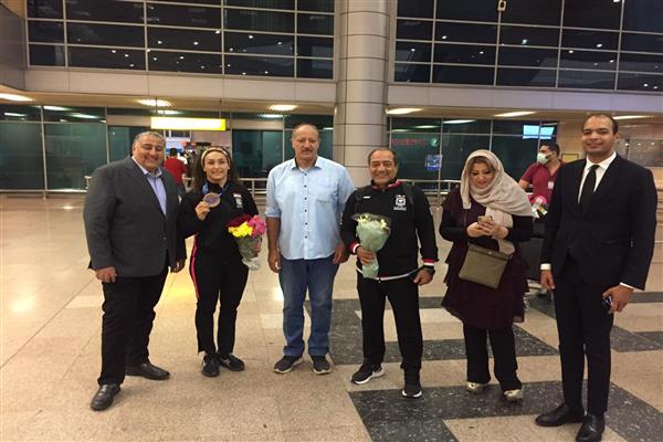 البطلة المصرية سمر حمزة تصل مطار القاهرة