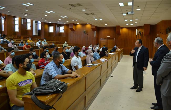 «قنصوة» يفتح حوارًا مع الطلاب بأول أيام الدراسة بالإسكندرية