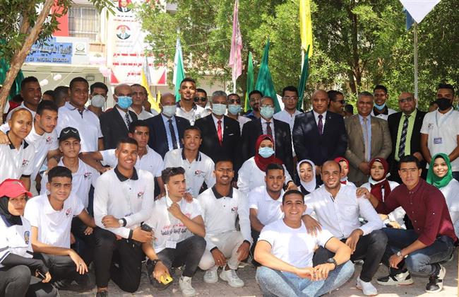رئيس جامعة جنوب الوادى يستهل العام الدراسي الجديد بتحية العلم