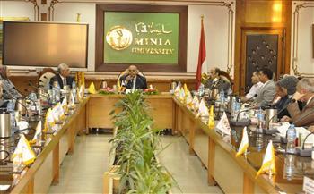 مجلس عمداء جامعة المنيا يُتابع الاستعدادات النهائية لبدء الدراسة