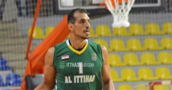   إسماعيل أحمد يفوز بكأس أكثر لاعب شارك بالبطولة العربية للأندية لكرة السلة