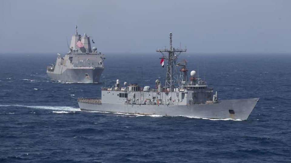 القوات البحرية المصرية والأمريكية تنفذان تدريبا بحريا