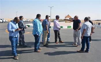 محافظ الوادي الجديد يتفقد أعمال إنشاءات الطرق بمحيط مجمع المصالح الحكومية 