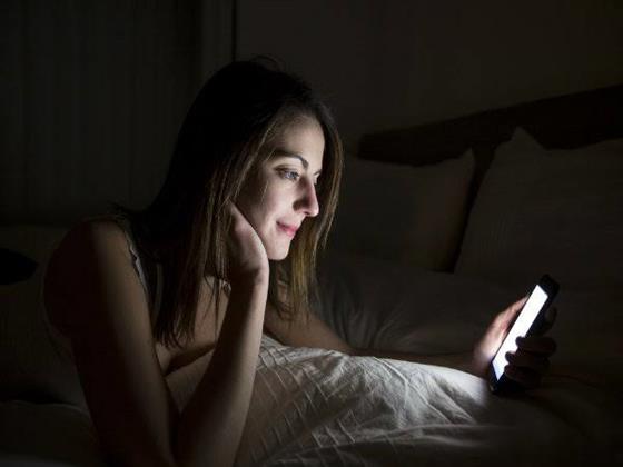 دراسة تؤكد إن الهاتف  المحمول يسبب الأرق 