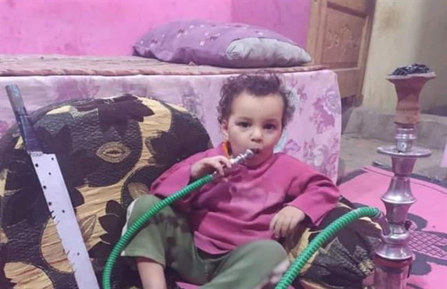الحبس والغرامة لوالدة وخال «طفل الشيشة»
