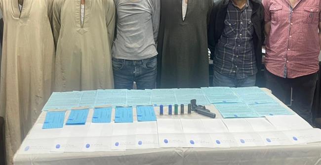 إجبار شخص بالمنيا على توقيع إيصالات وعقود بالإكراه