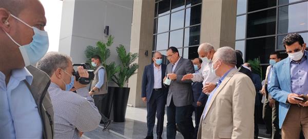 مدبولي يفتتح مجمع خدمات المستثمرين بالوادي الجديد
