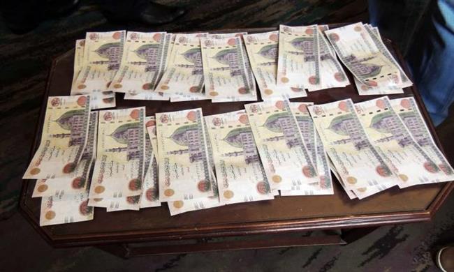 عاطل يحترف ترويج العملات النقدية المقلدة عبر الفيس بوك