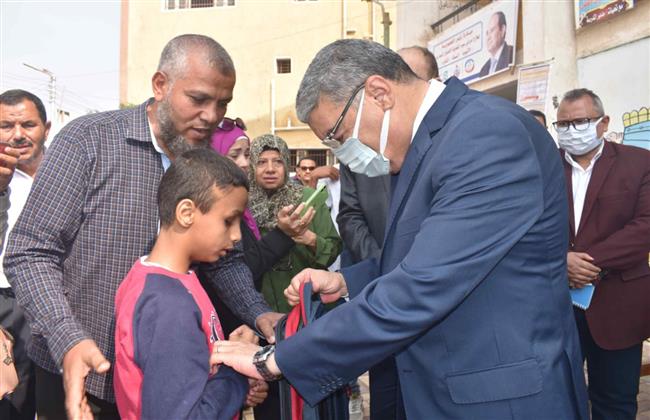 محافظ المنيا: 2450 حقيبة مدرسية للطلاب ضعاف السمع والمكفوفين