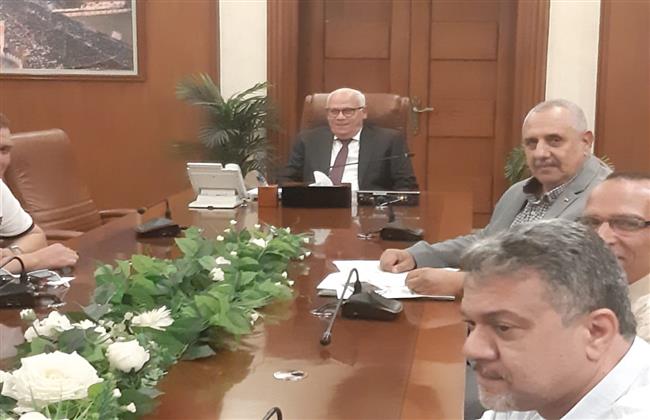 محافظ بورسعيد يواصل اجتماعاته مع لجنة المتابعة لضبط العمليات الاستيرادية