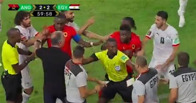لاعبو أنجولا يعتدون على كيروش المدير الفنى لمنتخب مصر.. فيديو