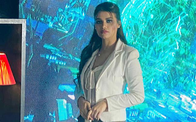 مى عبدالعزيز تستعد لإطلاق برنامجها «إللى جاى مع مى»