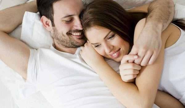 حكم معاشرة الزوجة كل 4 أشهر لظروف السفر 