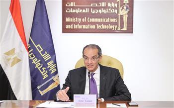 وزير الاتصالات يستعرض جهود سد الفجوة الرقمية بمصر في منتدى باريس للسلام 