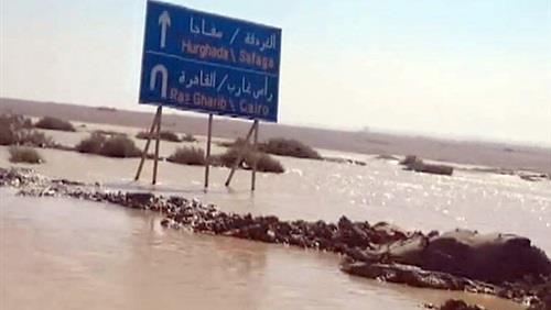 مياه السيول المحجوزة بالبحيرة رقم ١ بوادى حوضين نتيجة العاصفة المطرية بالبحر الأحمر 