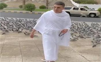 شاهد.. عمر كمال يؤدي مناسك العمرة