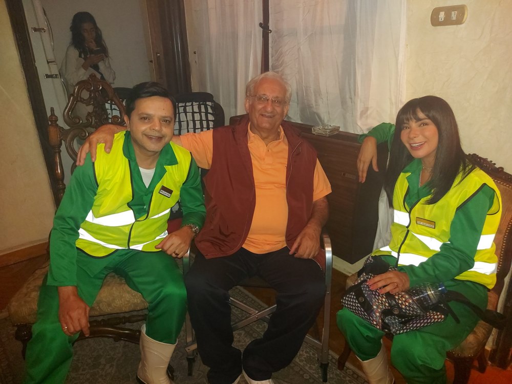 أحمد حلاوة بملابس الإسعاف يروج لفيلم الجواهرجى