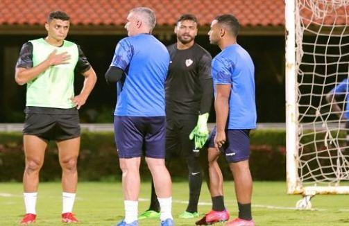 مران الزمالك.. كارتيرون يعقد جلسة مع اللاعبين  