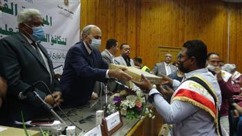 جامعة المنيا توزع 35 جهاز لاب توب للطلاب من ذوي الإعاقة البصرية