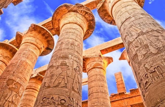 الأقصر تسترد عافيتها السياحية وآلاف السياح يزورون معابد الكرنك 