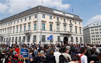   آلاف المتظاهرين أمام مقر الحكومة النمساوية