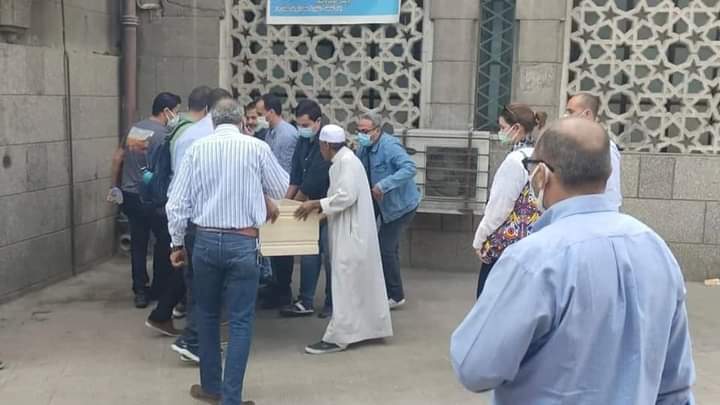 بالأبيض.. يسرا اللوزى فى جنازة والدها «صور»