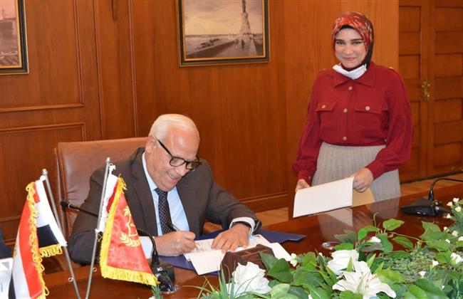 محافظ بورسعيد يوقع عقود إسناد إنشاء النادي المصري الجديد
