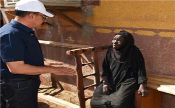  محافظ أسوان يواصل جولاته بالمناطق المتضررة من للسيول