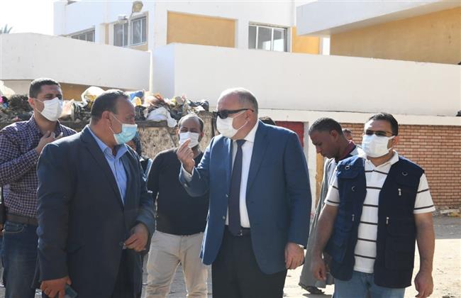 خلال جولته بدشنا محافظ قنا يوجه بإزالة القمامة من بعض الشوارع 