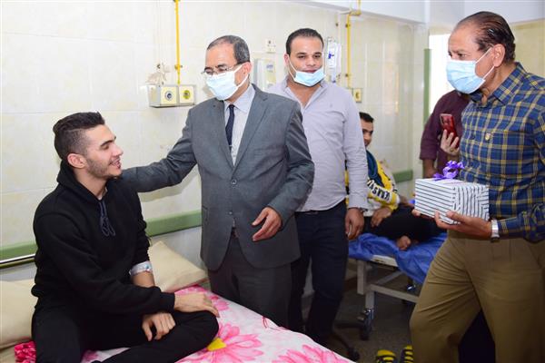 رئيس جامعة سوهاج يطمئن على الحالات المصابة بالتسمم الغذائي بطهطا