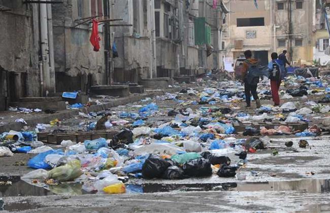 «أكوام قمامة وتطاول» .. أهالي المعهد الديني يستغيثون بشركة نهضة مصر 