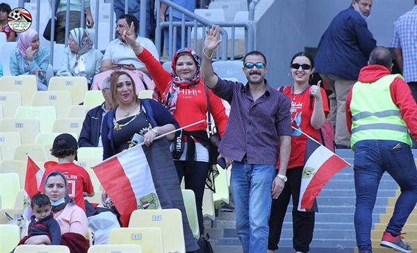 جماهير منتخب مصر تتوافد على «برج العرب» لمساندة الفراعنة أمام الجابون
