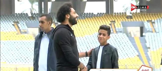 شاهد | لقطة مباراة مصر والجابون.. محمد صلاح يدعم ذوى الهمم بطريقة خاصة