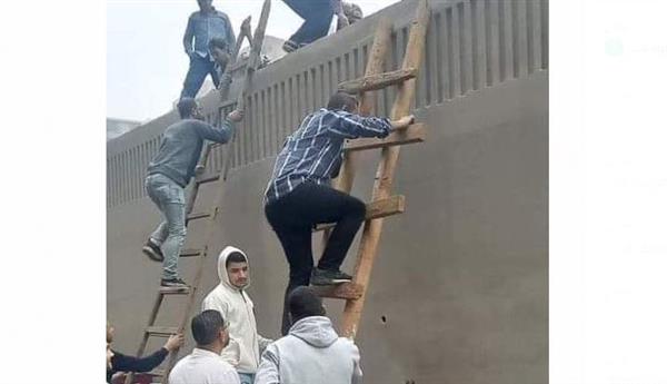 منظر غير حضاري.. أول تعليق من «الطرق والكباري» على السلالم الخشب بالدائري