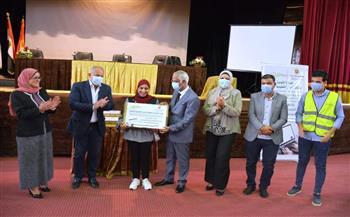 رئيس جامعة بورسعيد يكرم الطلاب من ذوى الهمم 