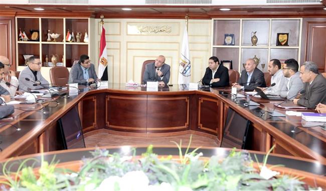 محافظ بني سويف يناقش مشروعات «حياة كريمة»