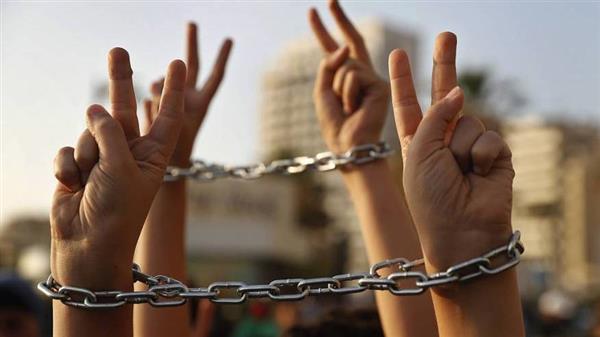 خمسة أسرى يواصلون الإضراب عن الطعام ضد الاعتقال الإدارى