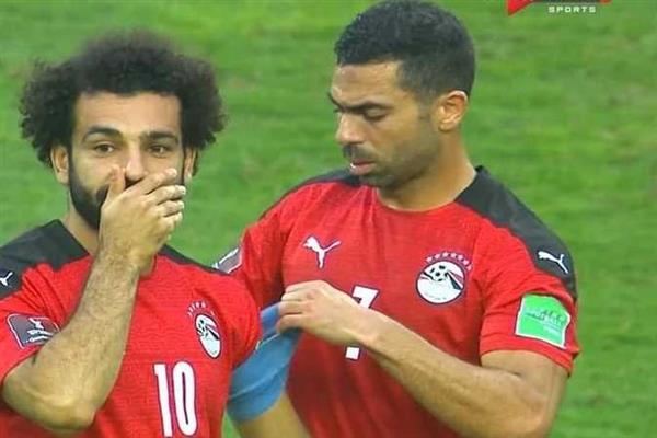شارة قيادة المنتخب.. أحمد فتحى ومحمد صلاح أيهما أحق بها ؟