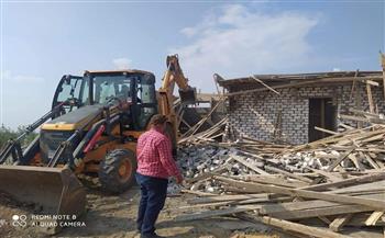   إزالة منزل مخالف فى جمعية الإخلاص الزراعية على مساحة ٩٦ م جنوب بورسعيد