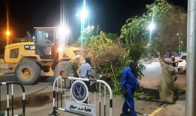 محافظ أسوان يتابع رفع أثار أكبر موجه من الطقس السىء وهطول سيول بنحو 8 مليون م3
