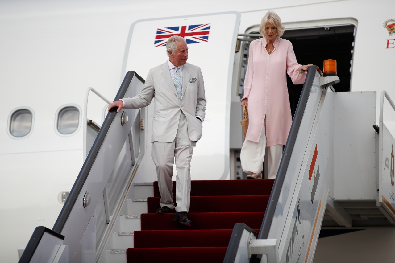 الأمير تشارلز وزوجته يصلان مطار القاهرة الدولى