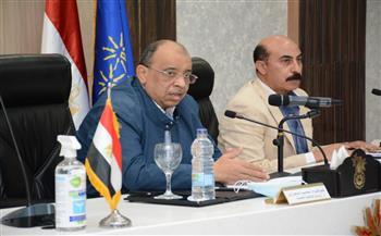 وزير التنمية المحلية ومحافظ أسوان يلتقيان الأهالي المتضررين من أزمة السيول