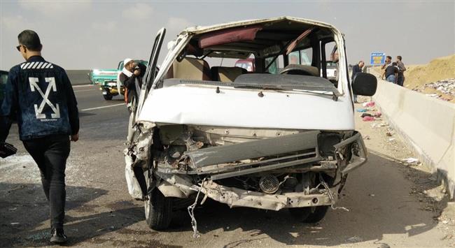 إصابة 4 أشخاص اثر انقلاب ميكروباص بالطريق الأوسطي