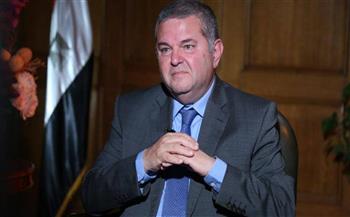   وزير قطاع الأعمال يكرم عاملًا بشركة «النصر للمقاولات» رفض رشوة