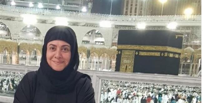 نشوي مصطفي تؤدي مناسك العمرة لـ 9 فنانين راحلين 